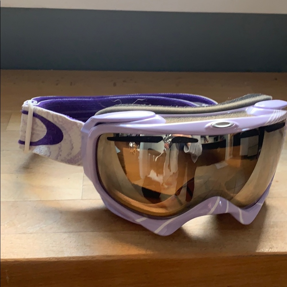 Women’s Oakley ski goggles